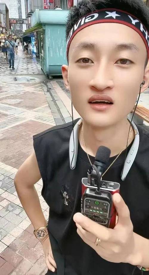 站在开云体育app观测百家乐网红主播现象:直播互动解说,娱乐化内容令粉丝爆增
