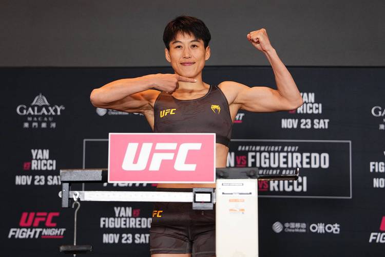 「开云体育官网拜访UFC幕后跟队摄影师:快门定格暴力美学与选手呐喊的震撼瞬间」